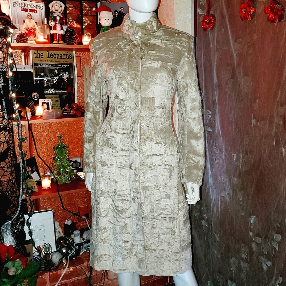 POST UNDER CONSTRUCTION!!!! 🤎Gorgous Cream Colored Velvety Coat🤎